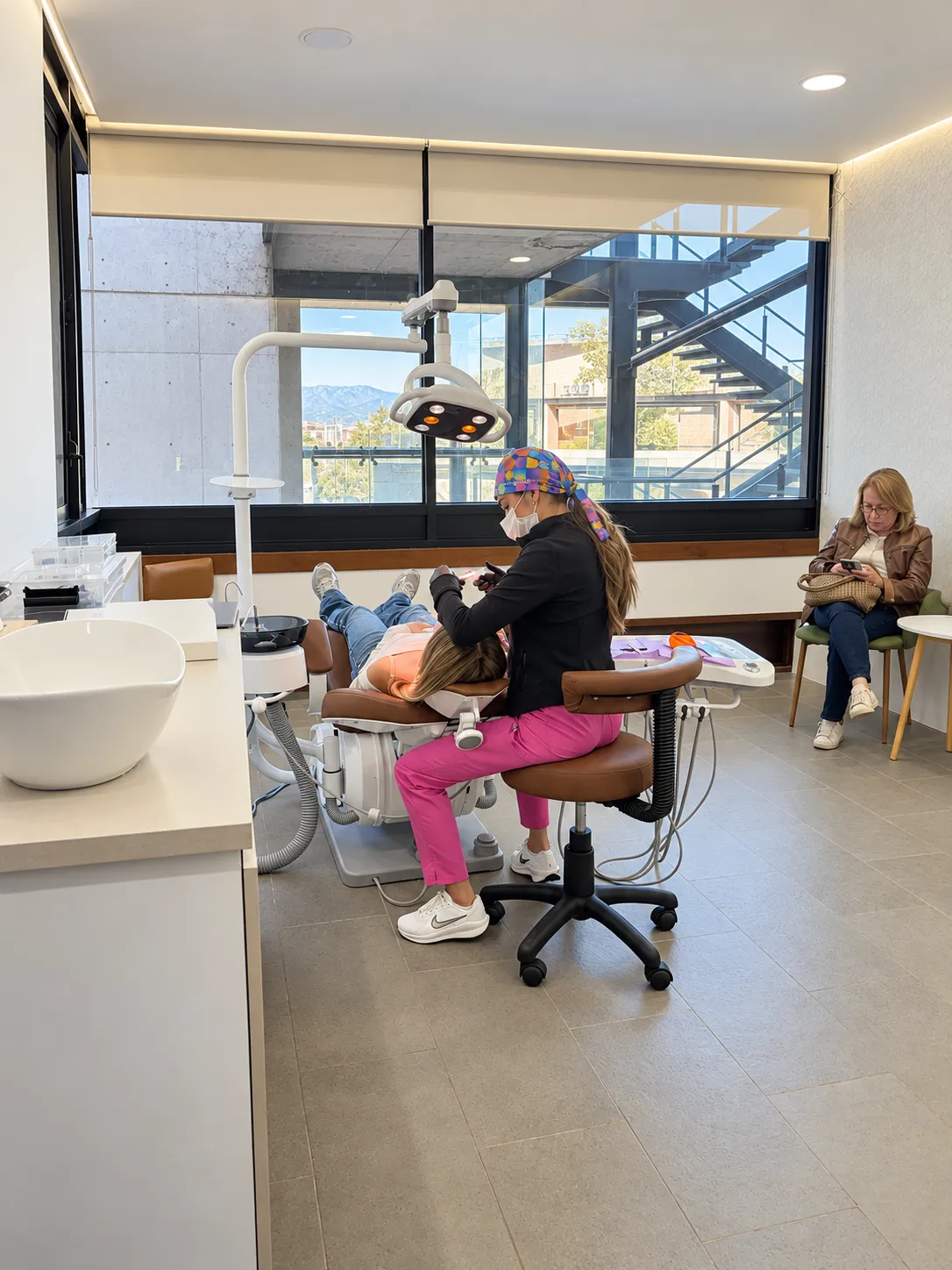 Consulta dental en Gratia Odontología con un acompañante sentado en el mismo consultorio