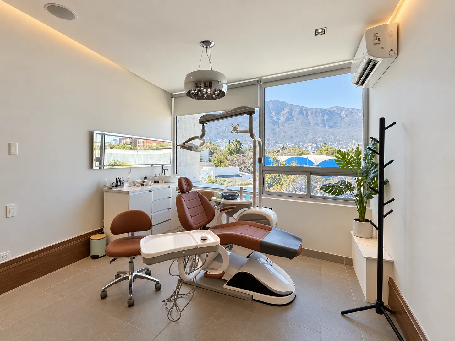 Consultorio de Gratia Odontología en San Pedro Garza García con sillón dental y ventanal