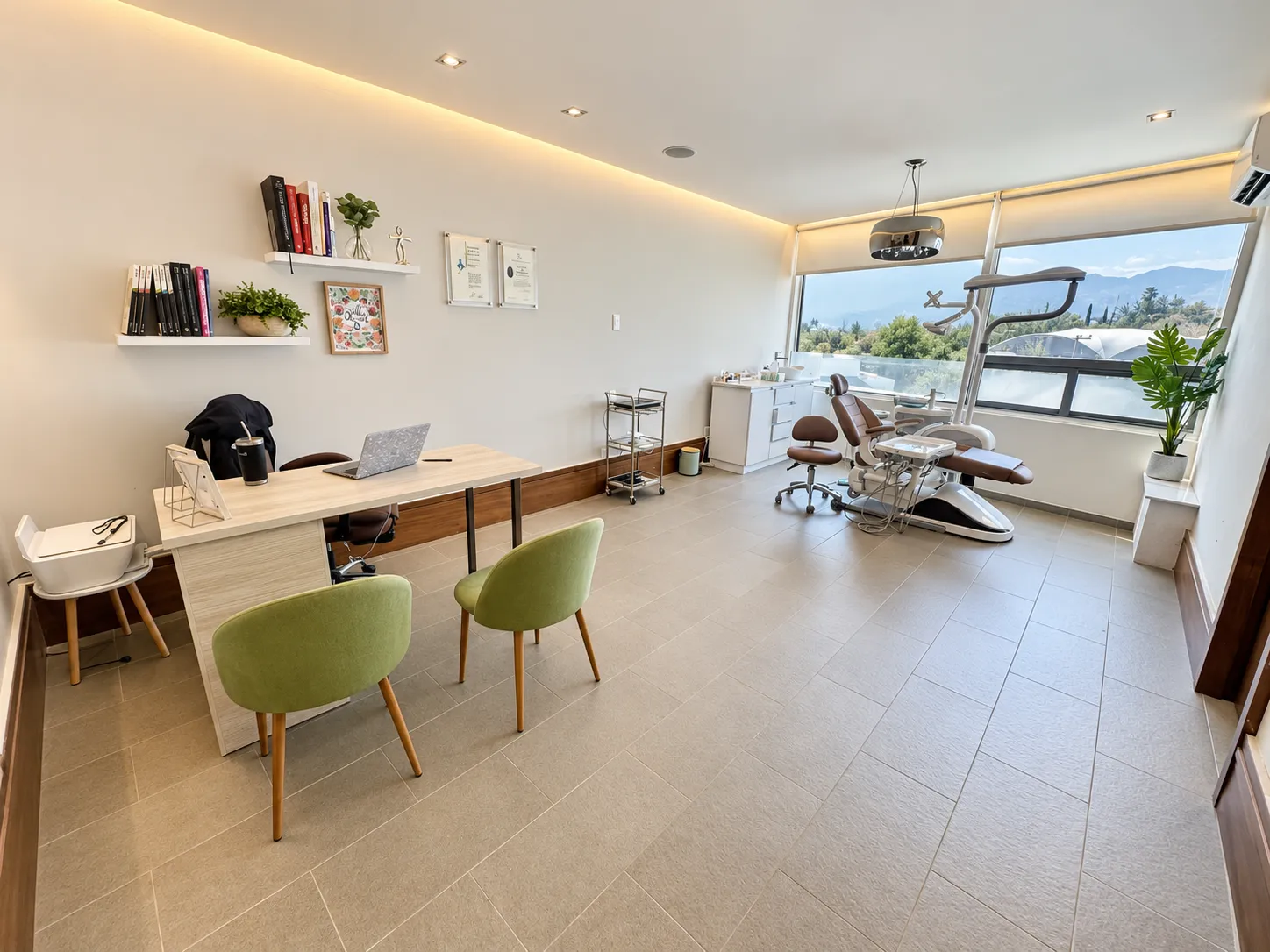 Escritorio de consulta y sillón dental en Gratia Odontología, San Pedro Garza García