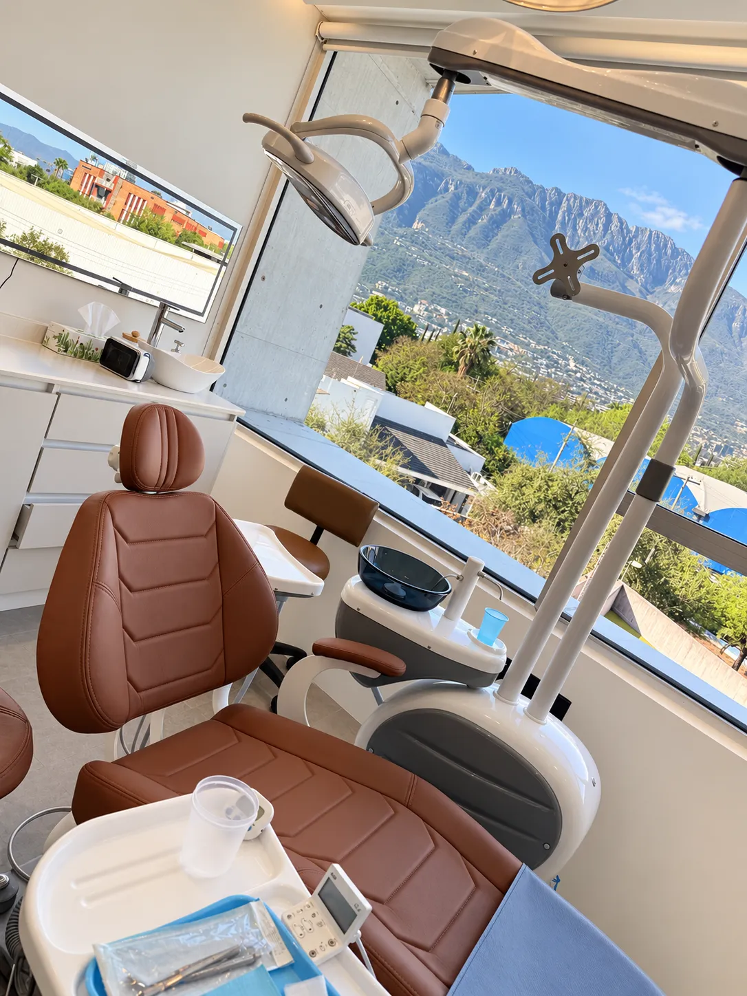 Sillón dental del consultorio de Gratia Odontología en Plaza O2, San Pedro Garza García, Nuevo León